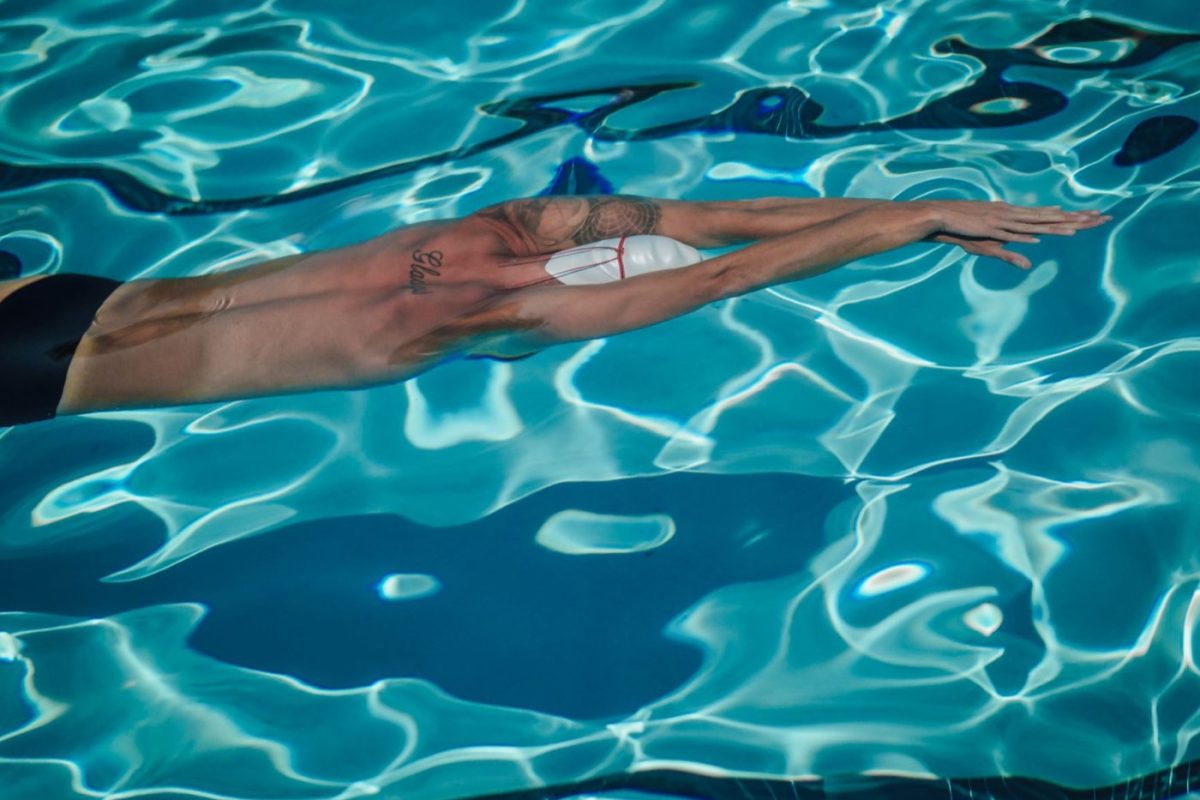 Comparatif bonnet silicone vs bonnet tissu pour natation