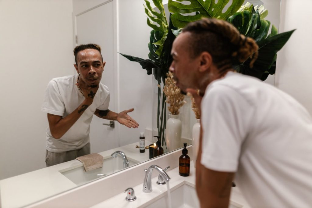 Routine de soins naturels pour peau noire après le sport
