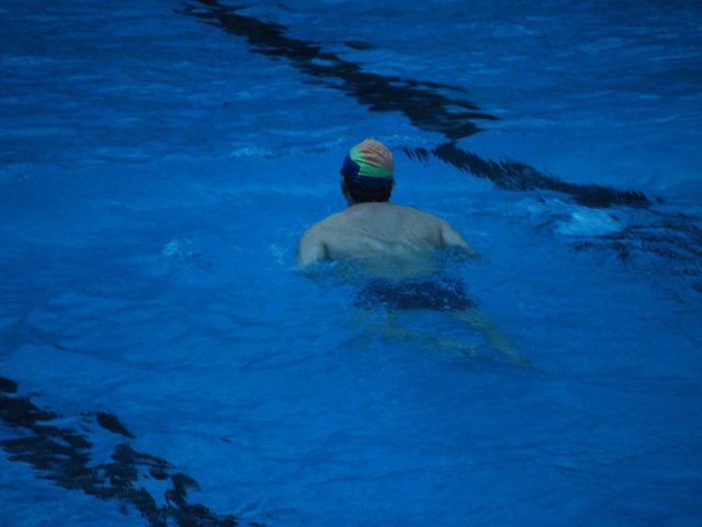 Reprendre la natation après une blessure : guide progressif